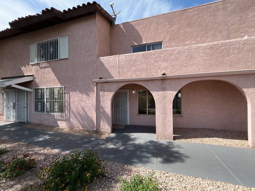 Centrally located townhome near Strip property image