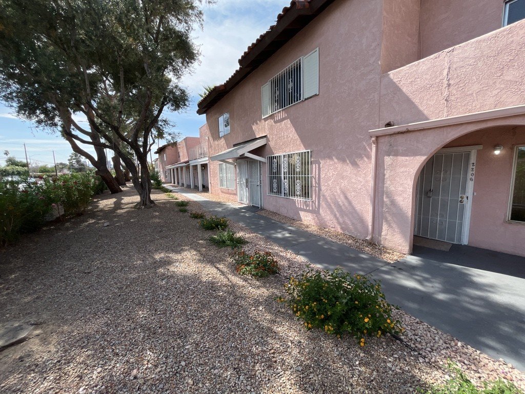 Centrally located townhome near Strip property image